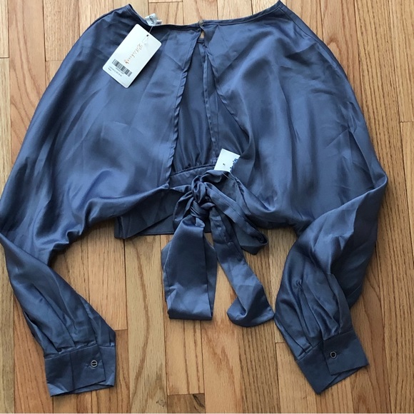 Cropped tie back blouse in a size medium. - Picture 3 of 13